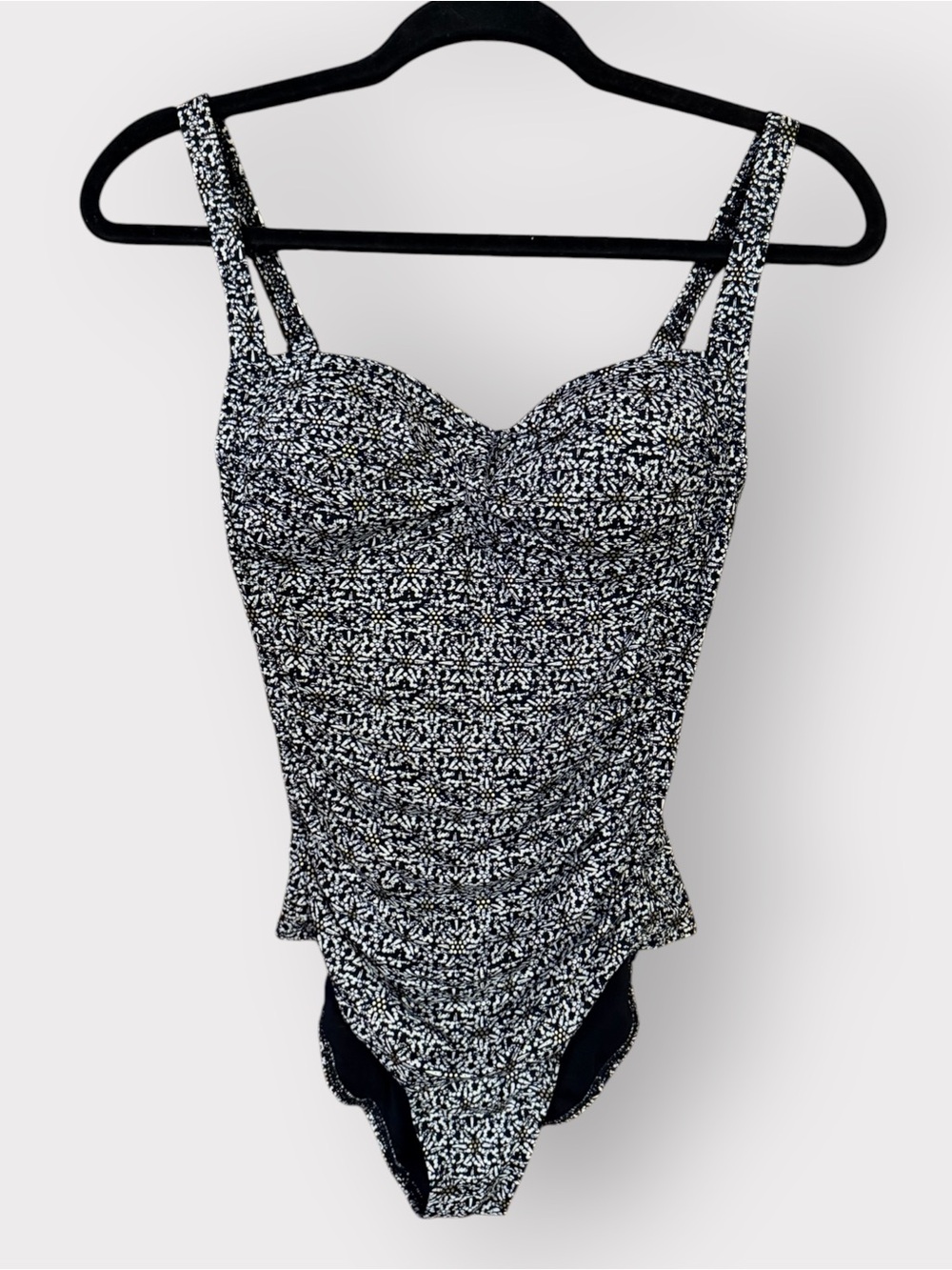 Nip Tuck Swim Women’s 6 Joanne Twist Front Ruched One Piece Bathing Suit